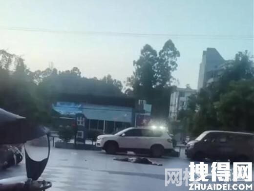 疑女子跳樓砸中路人:2具遺體被拉走 為什么跳樓自殺？