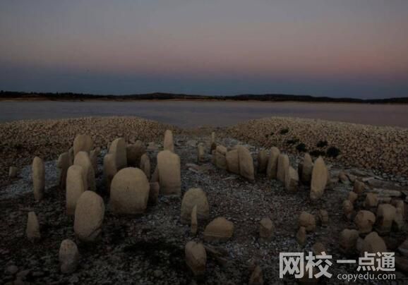 西班牙5000年前巨石陣因干旱重現 由數十塊巨石組成