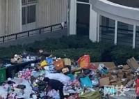 學校查寢男生宿舍外垃圾堆成山 這一看平時沒少積攢存貨啊
