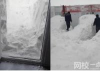 男子醒來發現被幾米高雪困在宿舍 挖機挖了幾小時才把門挖出來