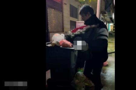 男子垃圾桶旁撿玫瑰送妻子 原因竟是這樣簡直太有心了