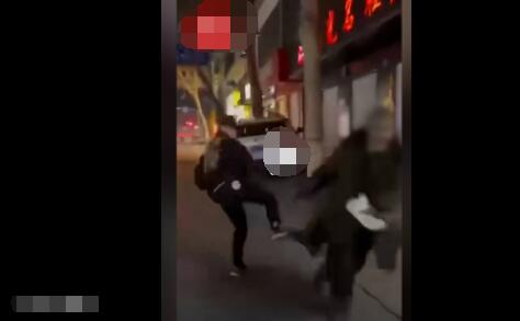邢臺男子背后飛踹拾荒老人 警方回應 為什么踹人？