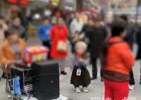 商場回應(yīng)保安驅(qū)趕殘疾女子賣藝 為什么引爭議？