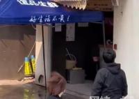 居民嫌樓下肉鋪擾民:來買肉就潑臟水 究竟是怎么回事？