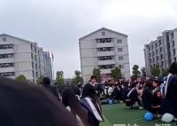 畢業典禮學校安排學生在操場吃席 內幕曝光簡直太意外了