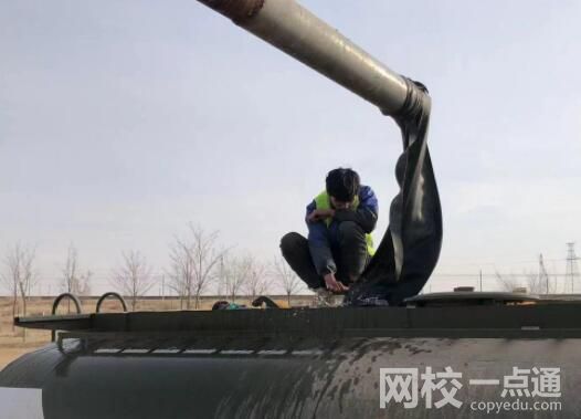 實拍孫國友買水澆樹 一車水50元 原因實在太崩潰