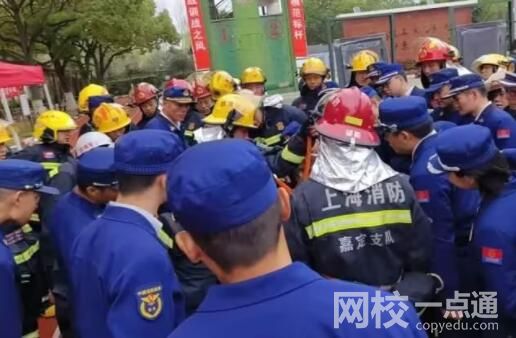 小伙戒指卡手遇130名消防員演訓(xùn) 究竟是怎么回事？