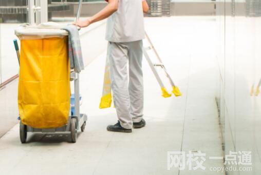 退休教師在醫院做保潔:找不到其他活了
