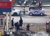 潑水節消防員騙路人取水被反包圍 始料未及真相簡直太意外了