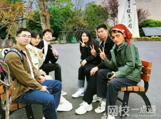 00后裸辭旅游被批:家里有礦嗎 究竟是怎么回事？