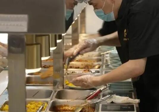 上海一社區食堂推出剩菜盲盒 很受大家歡迎