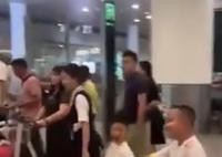 5歲娃獨自乘飛機 空姐地勤接力陪護 這服務也太好了