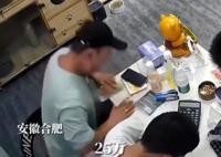 外賣員刮中25萬 當場打電話要辭職 有錢就是可以任性