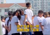 男生看畢業典禮被高個女生霸氣抱起 這樣太有愛了
