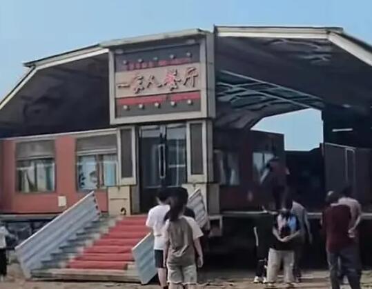 餐車6分鐘變酒樓:哈爾的移動(dòng)大排檔 這也太神奇了