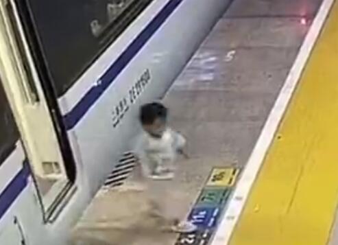 高鐵即將關(guān)門2歲娃突然跑下車 站臺(tái)工作人員飛奔過(guò)去一把抱起孩子