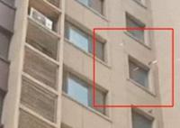 女子高樓撒10萬現金后跳樓?警方回應 為什么撒錢跳樓？