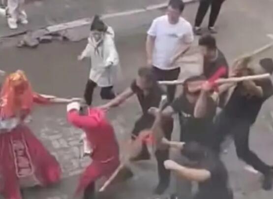 新郎接親被追打是習俗?當地辟謠 為什么引爭議？