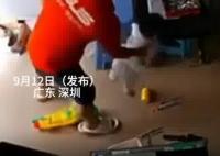 男子抱孩子玩耍時手機發生自燃 實在太嚇人了