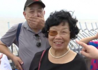上海阿姨觀潮眼鏡片掉了都沒發現 這也太投入了吧