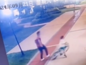孩子在小區騎車被男子踹倒 為什么踹人什么原因？