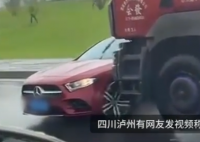 驚險!奔馳車雨天被大貨車頂行1分鐘 實在太恐怖了