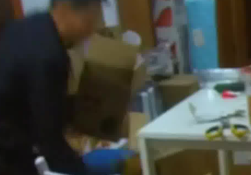 男子網購榴蓮快遞拆出大蛇 簡直嚇尿了