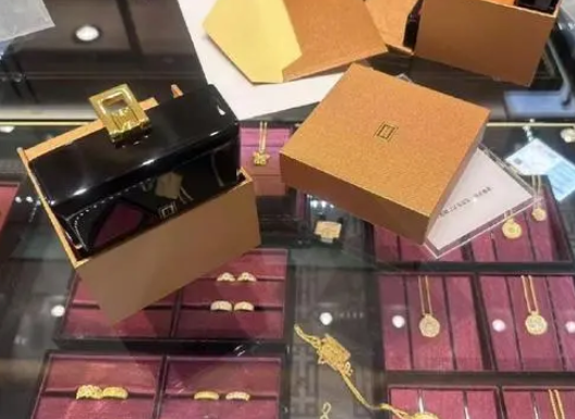一口價黃金打開了溢價天花板 為什么引爭議？