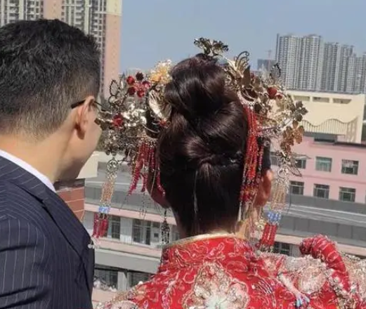 新人結婚獲對面學校學生大聲祝福 實在太暖心了