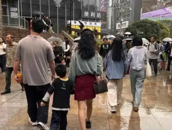 重慶斷崖式降溫后市民亂穿衣 現在街上是春夏秋冬