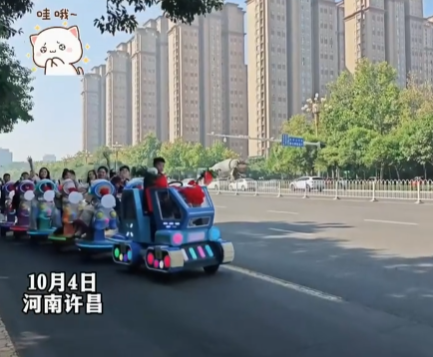 新人結(jié)婚用商場(chǎng)搖搖車當(dāng)婚車 這也太可愛了