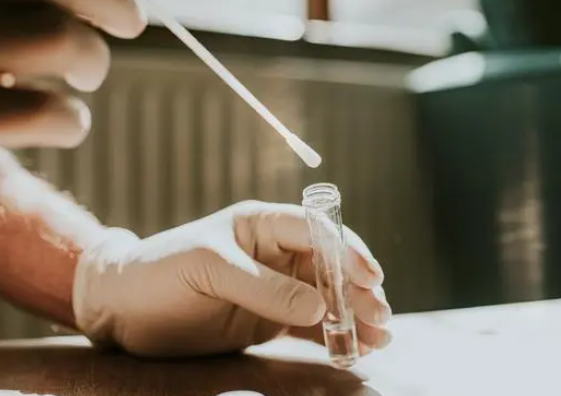 女病毒學(xué)家給自己注射病毒 為什么引爭(zhēng)議？