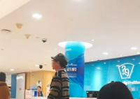 劉謙獨自就醫略顯孤獨 實在太無奈了
