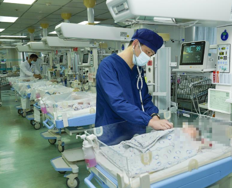 男寶先天性腹裂 腸胃裸露在外 這也太罕見了