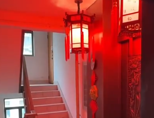 男子家門(mén)口布置風(fēng)水陣嚇壞鄰居 究竟是怎么回事？