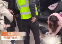 男童突發窒息 路過醫務人員跨欄救人 實在太感人了