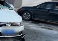 父母車禍輕微傷 女子跪謝愛車護主 實在太驚險了