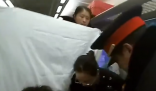 孕婦火車(chē)上分娩 眾人舉窗簾幫接生 實(shí)在太暖心了