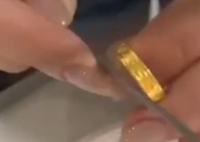 女子嫌金價(jià)太高在家自制金戒指 基本沒怎么打磨