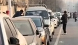 四五十輛車反光鏡被砸?知情人回應 究竟是怎么回事？