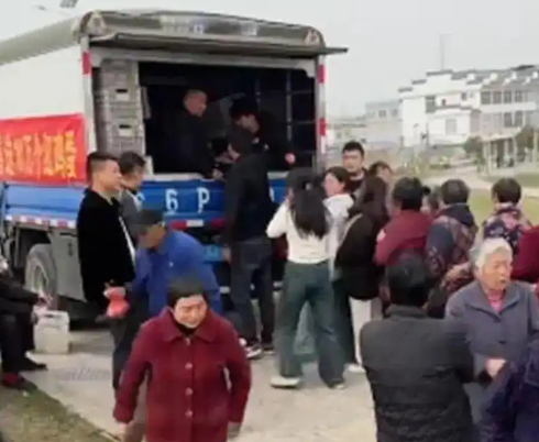 夫妻3胎喜得女兒發10萬個雞蛋慶祝 這也太霸氣了