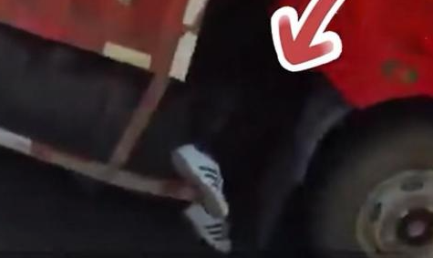 路人看到貨車里現疑似人腳嚇得報警 到底是什么情況？