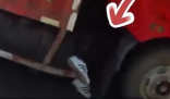 路人看到貨車(chē)?yán)铿F(xiàn)疑似人腳嚇得報(bào)警 到底是什么情況？