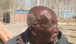 男生偶遇三個曬成“非洲人”的大爺 究竟是怎么回事？