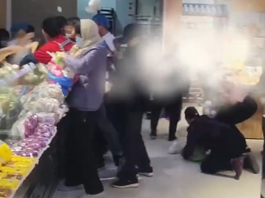 超市回應將饅頭扔地上給大爺大媽搶 為什么引爭議？