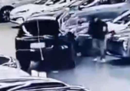 沈陽(yáng)車展一SUV引發(fā)多車碰撞受損 為什么撞車？