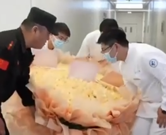 女子重度抑郁治愈送999朵玫瑰謝醫生 實在太感人了