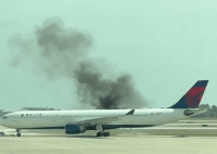 美國一客機在機場發動機起火 為什么起火？
