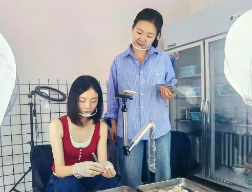 90后女生直播拔雞屁股毛萬人觀看 為什么這么火？