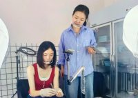 90后女生直播拔雞屁股毛萬人觀看 為什么這么火？